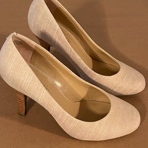 Katie & Kelly linen look dress heel shoes size7w